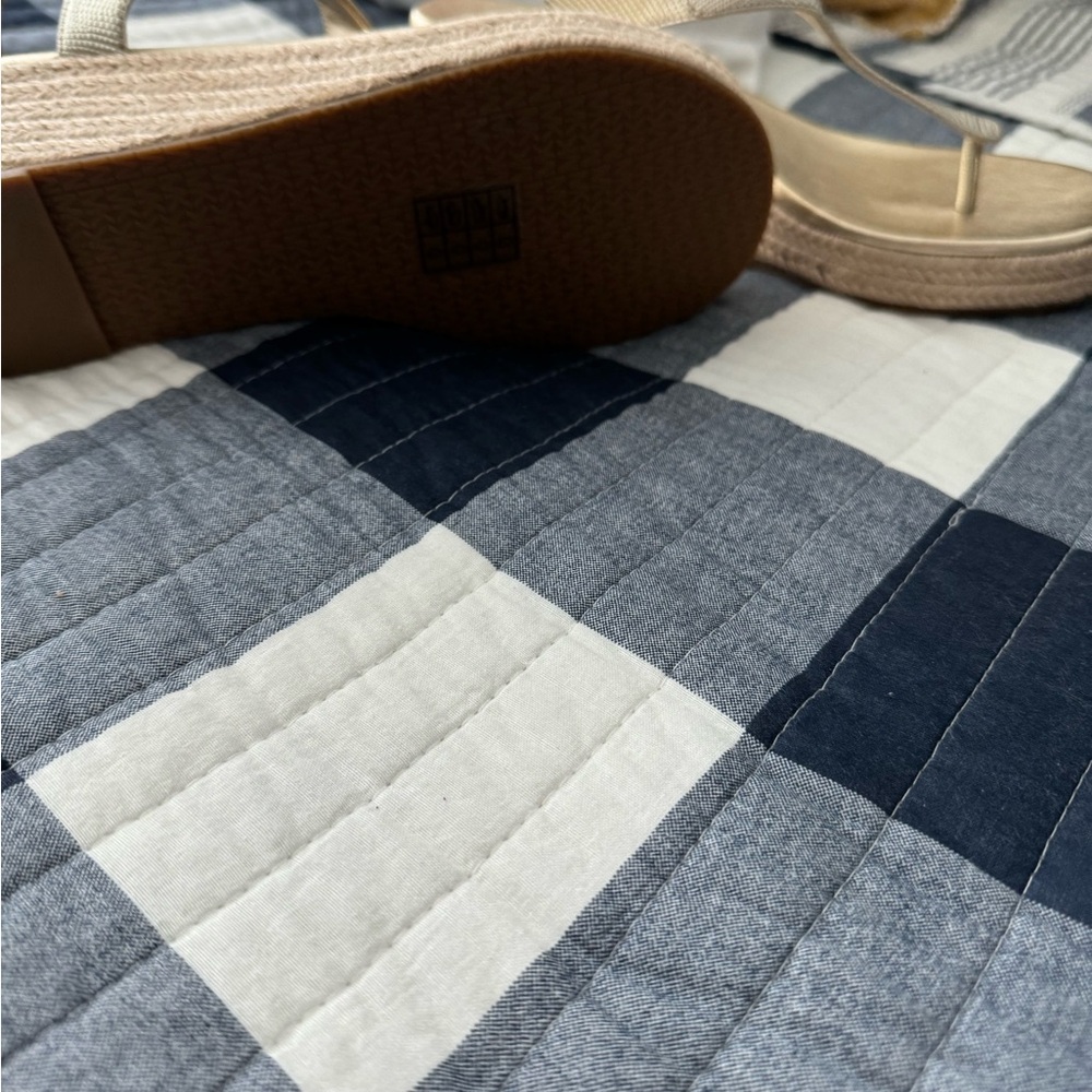 Michael Kors Gold sandals - Picture 3 of 3